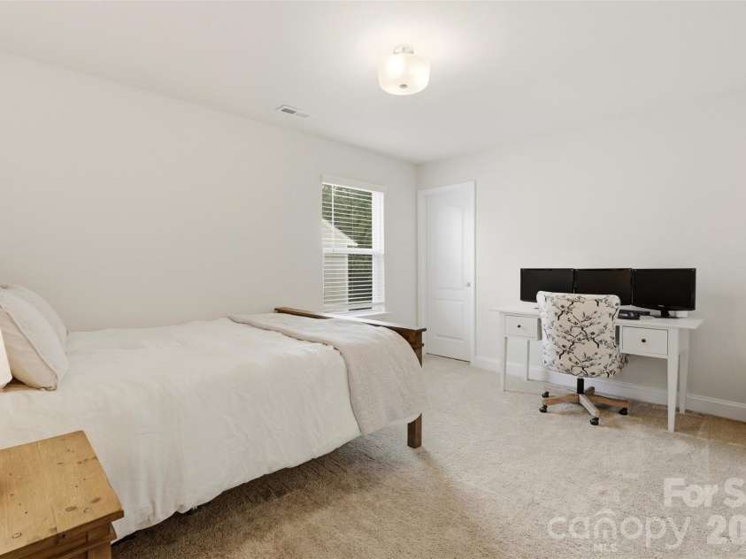 11511 Oakhampton Way, Matthews, NC 28105.  MLS# CAR4386647, YatesRealty ID 26414. 
