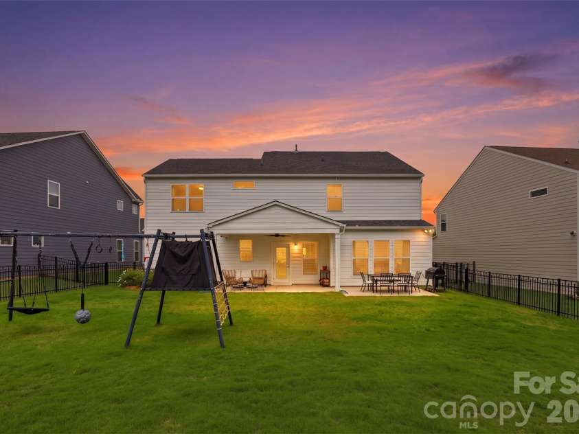 11511 Oakhampton Way, Matthews, NC 28105.  MLS# CAR4386647, YatesRealty ID 26414. 