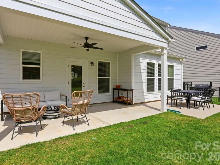 11511 Oakhampton Way, Matthews, NC 28105.  MLS# CAR4386647, YatesRealty ID 26414. 