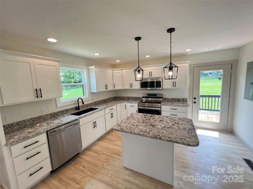 129 Scott Meadows Drive, Asheville, NC 28806.  MLS# CAR4282369, YatesRealty ID 26416. 