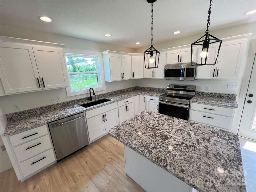 129 Scott Meadows Drive, Asheville, NC 28806.  MLS# CAR4282369, YatesRealty ID 26416. 