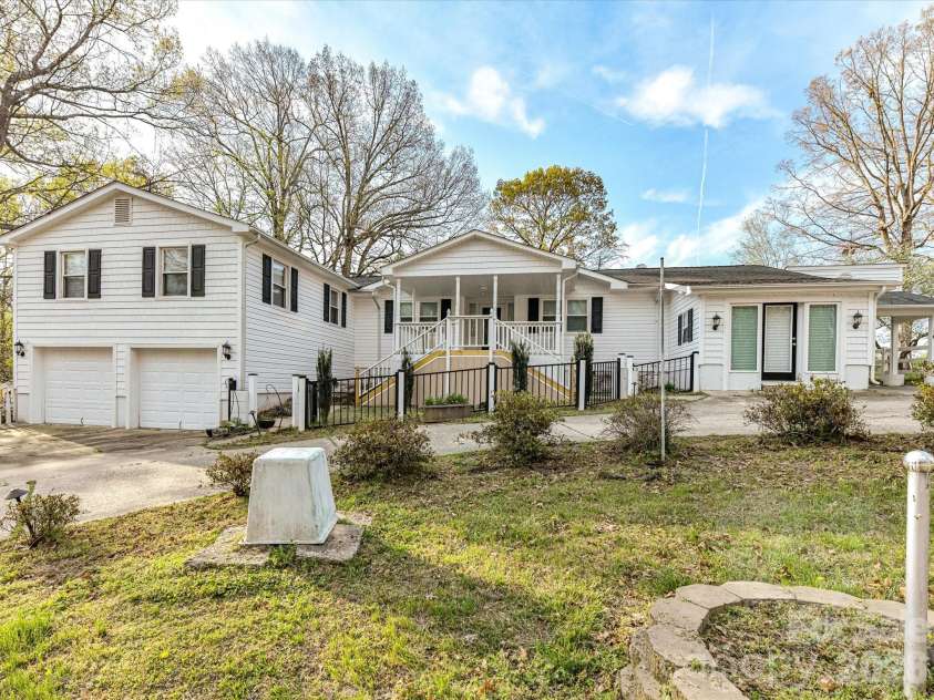 916 Lakewood Drive, Matthews, NC 28104.  MLS# CAR4357996, YatesRealty ID 26416. 