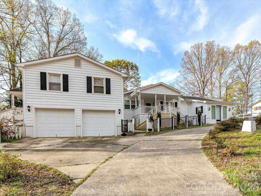 916 Lakewood Drive, Matthews, NC 28104.  MLS# CAR4357996, YatesRealty ID 26416. 