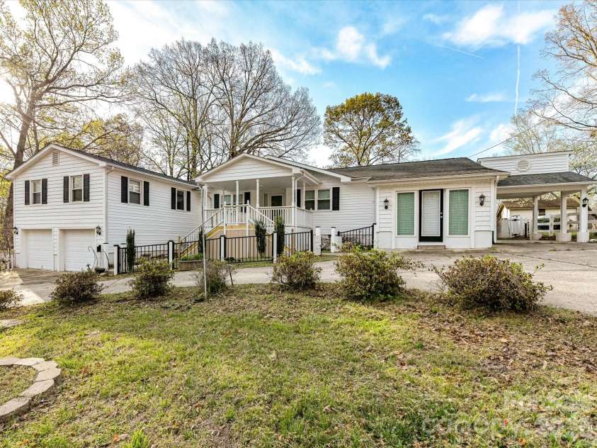 916 Lakewood Drive, Matthews, NC 28104.  MLS# CAR4357996, YatesRealty ID 26416. 