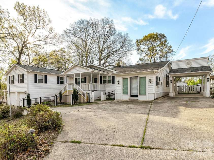 916 Lakewood Drive, Matthews, NC 28104.  MLS# CAR4357996, YatesRealty ID 26416. 