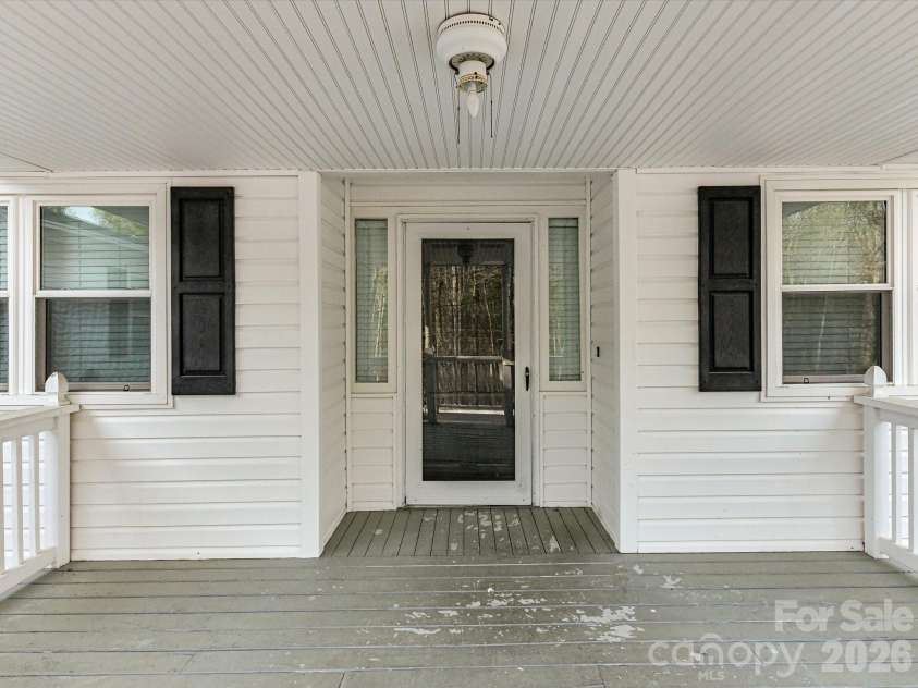 916 Lakewood Drive, Matthews, NC 28104.  MLS# CAR4357996, YatesRealty ID 26416. 