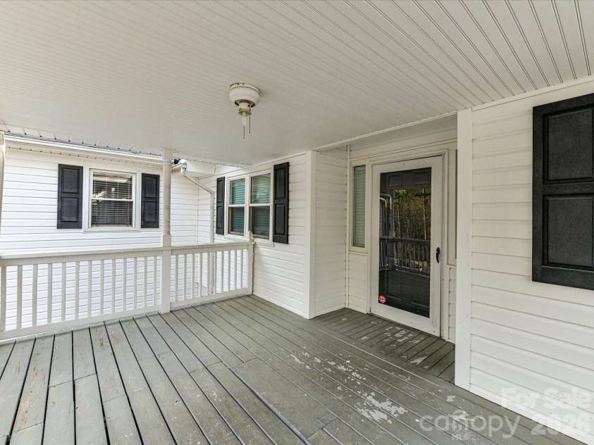 916 Lakewood Drive, Matthews, NC 28104.  MLS# CAR4357996, YatesRealty ID 26416. 