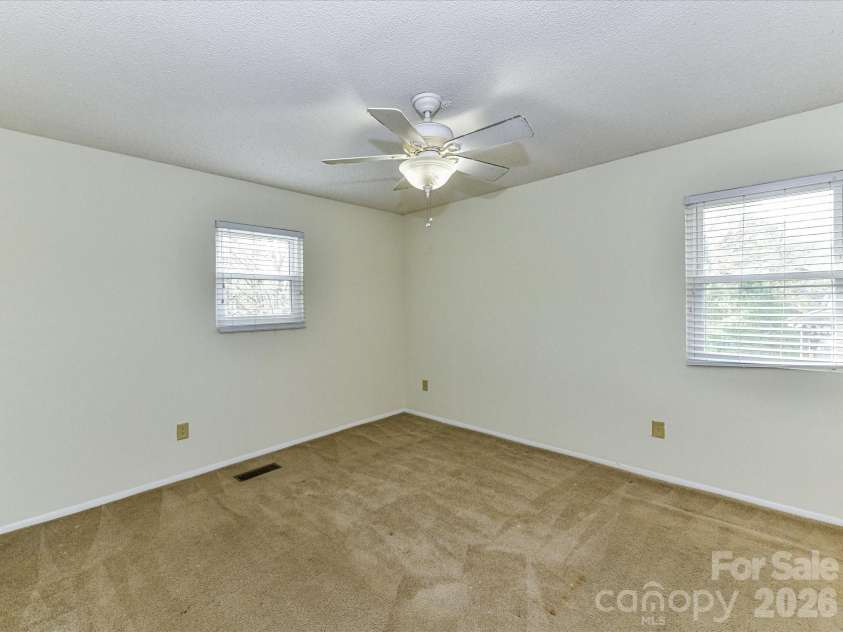 916 Lakewood Drive, Matthews, NC 28104.  MLS# CAR4357996, YatesRealty ID 26416. 