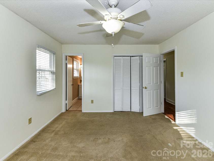 916 Lakewood Drive, Matthews, NC 28104.  MLS# CAR4357996, YatesRealty ID 26416. 