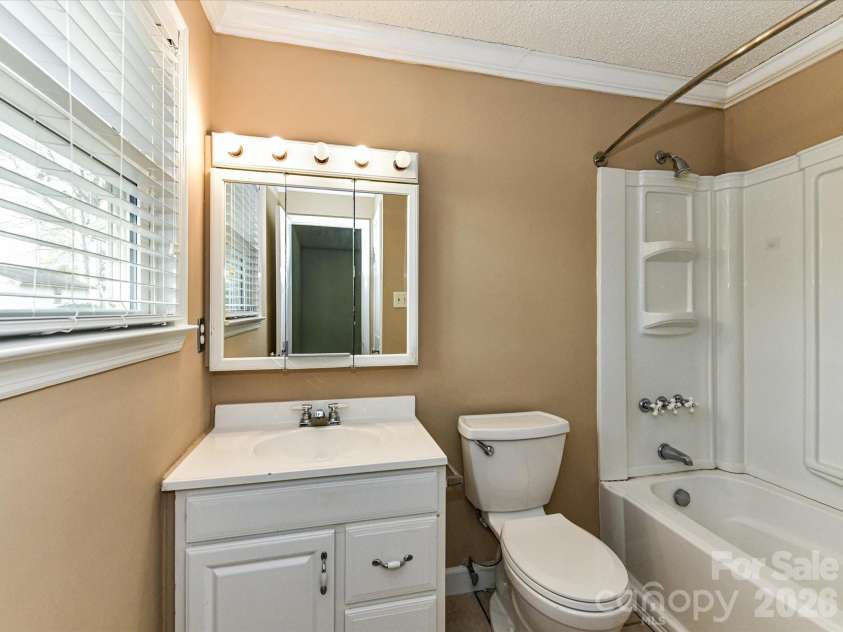 916 Lakewood Drive, Matthews, NC 28104.  MLS# CAR4357996, YatesRealty ID 26416. 