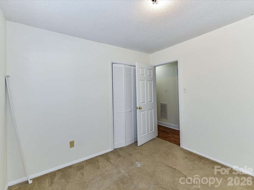 916 Lakewood Drive, Matthews, NC 28104.  MLS# CAR4357996, YatesRealty ID 26416. 