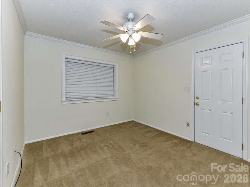 916 Lakewood Drive, Matthews, NC 28104.  MLS# CAR4357996, YatesRealty ID 26416. 