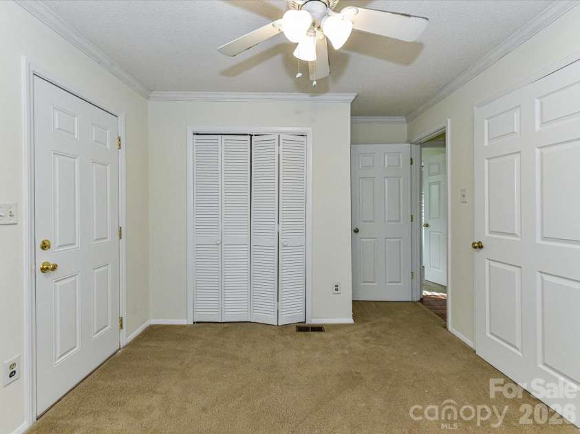 916 Lakewood Drive, Matthews, NC 28104.  MLS# CAR4357996, YatesRealty ID 26416. 