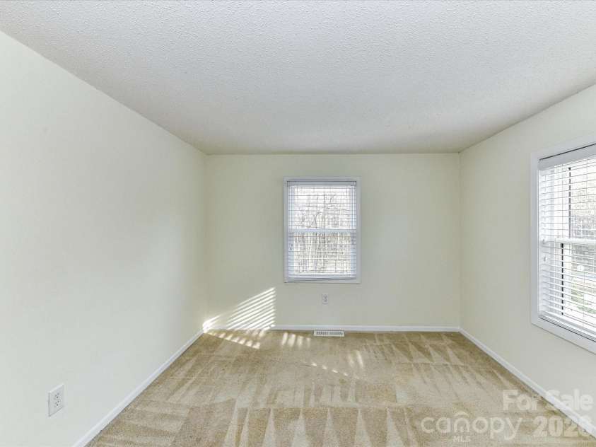 916 Lakewood Drive, Matthews, NC 28104.  MLS# CAR4357996, YatesRealty ID 26416. 