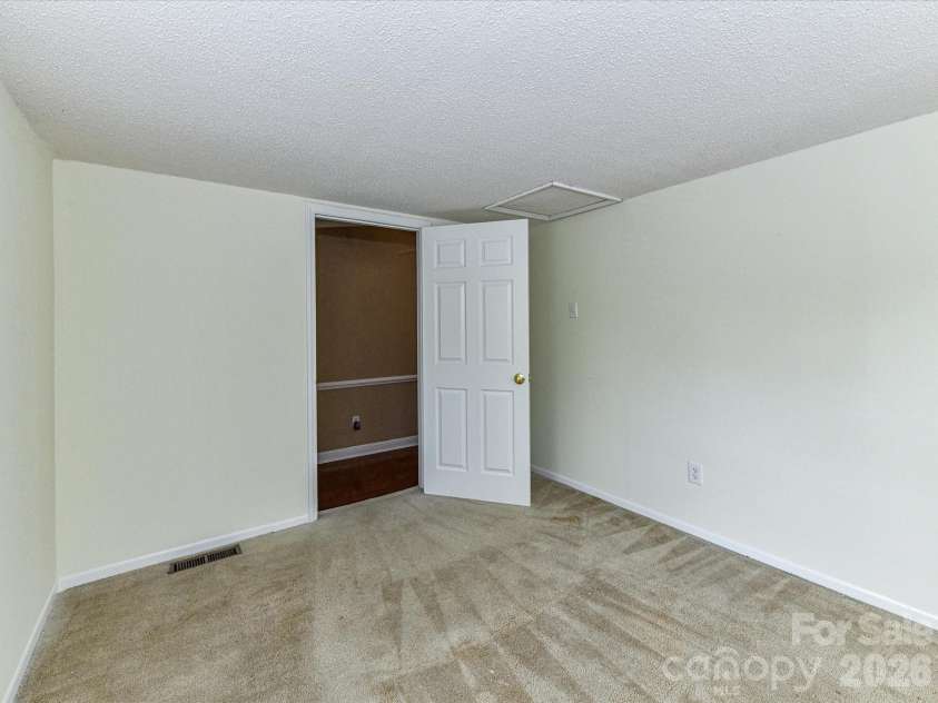 916 Lakewood Drive, Matthews, NC 28104.  MLS# CAR4357996, YatesRealty ID 26416. 