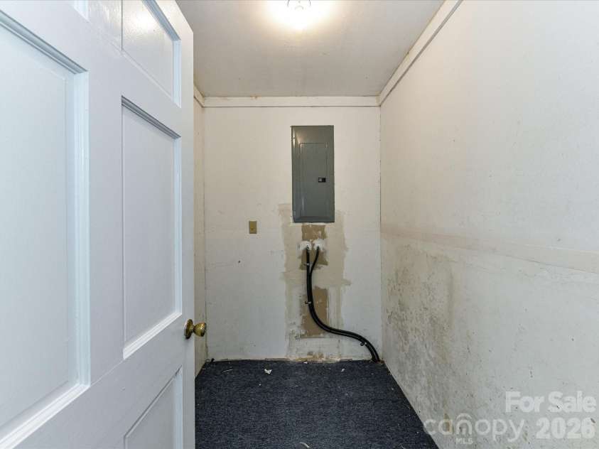 916 Lakewood Drive, Matthews, NC 28104.  MLS# CAR4357996, YatesRealty ID 26416. 