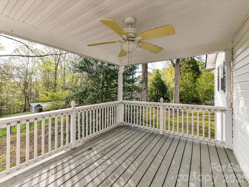 916 Lakewood Drive, Matthews, NC 28104.  MLS# CAR4357996, YatesRealty ID 26416. 