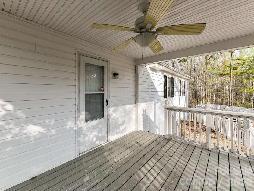 916 Lakewood Drive, Matthews, NC 28104.  MLS# CAR4357996, YatesRealty ID 26416. 