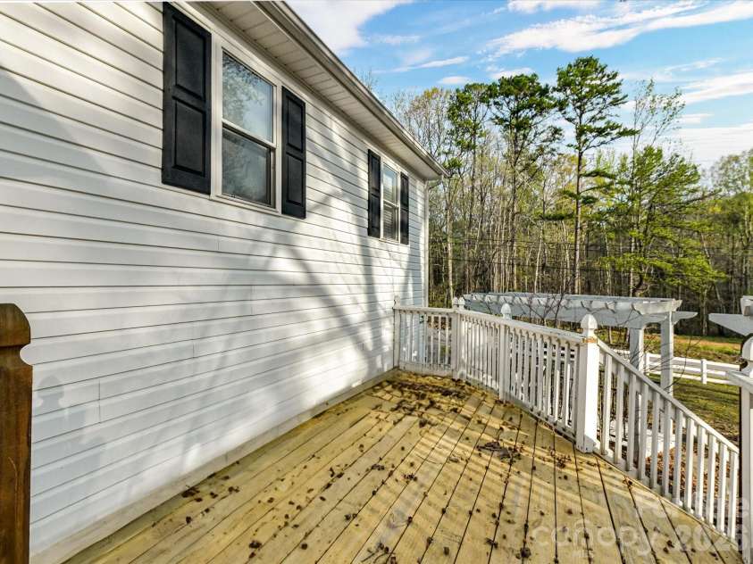 916 Lakewood Drive, Matthews, NC 28104.  MLS# CAR4357996, YatesRealty ID 26416. 