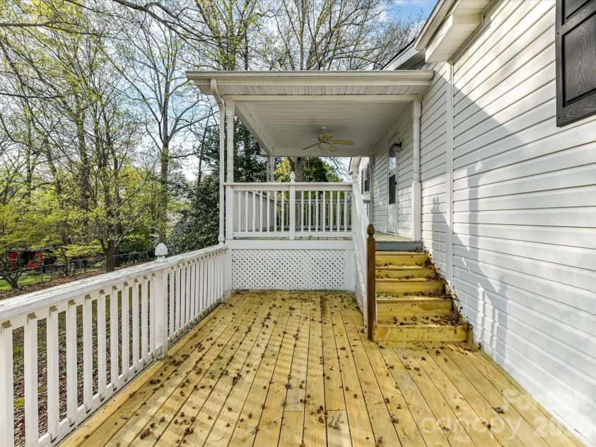 916 Lakewood Drive, Matthews, NC 28104.  MLS# CAR4357996, YatesRealty ID 26416. 