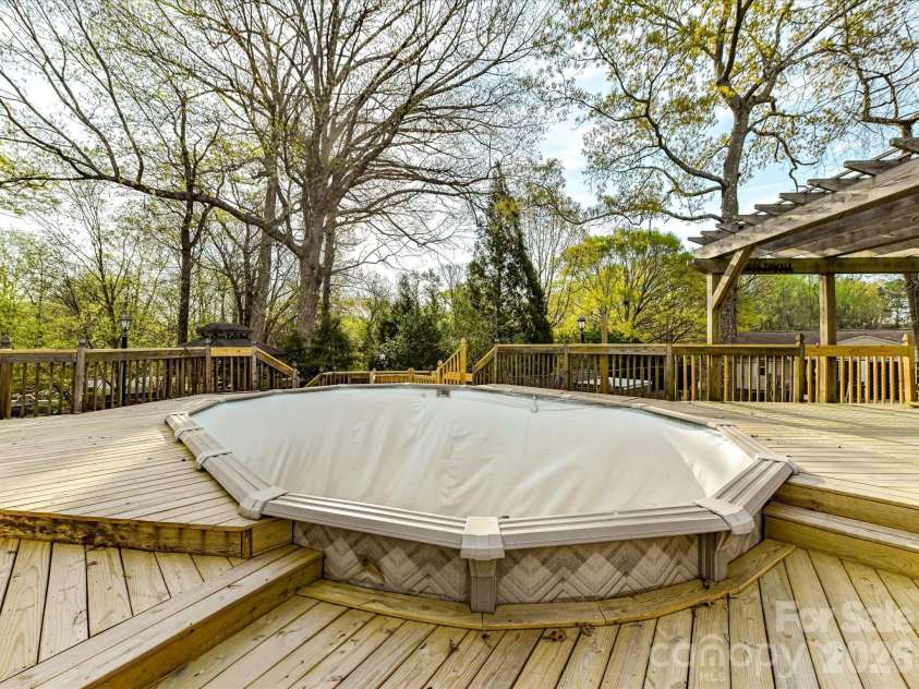 916 Lakewood Drive, Matthews, NC 28104.  MLS# CAR4357996, YatesRealty ID 26416. 