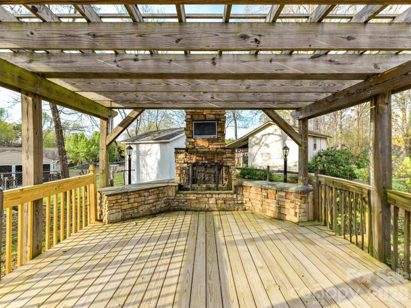916 Lakewood Drive, Matthews, NC 28104.  MLS# CAR4357996, YatesRealty ID 26416. 