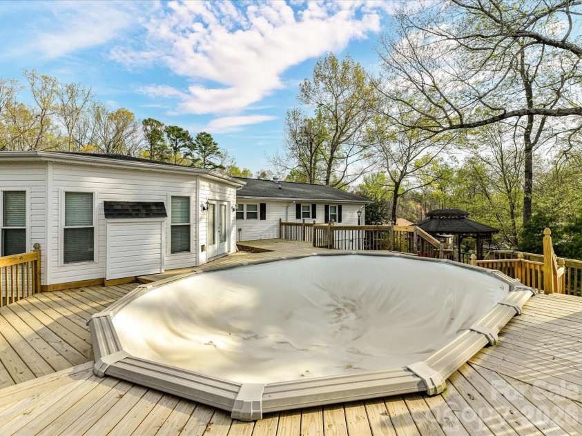 916 Lakewood Drive, Matthews, NC 28104.  MLS# CAR4357996, YatesRealty ID 26416. 