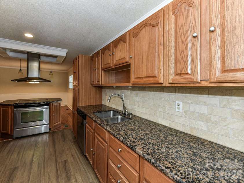 916 Lakewood Drive, Matthews, NC 28104.  MLS# CAR4357996, YatesRealty ID 26416. 