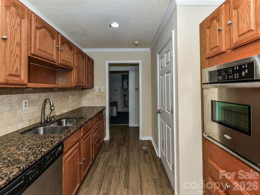 916 Lakewood Drive, Matthews, NC 28104.  MLS# CAR4357996, YatesRealty ID 26416. 