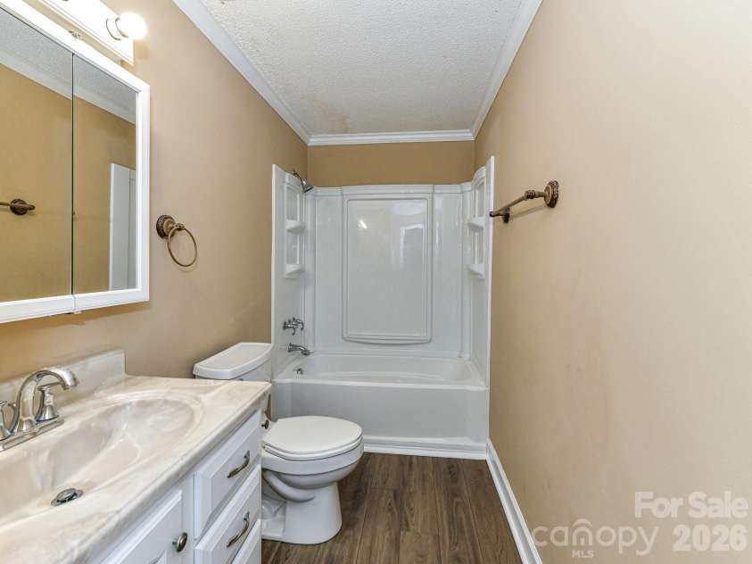 916 Lakewood Drive, Matthews, NC 28104.  MLS# CAR4357996, YatesRealty ID 26416. 