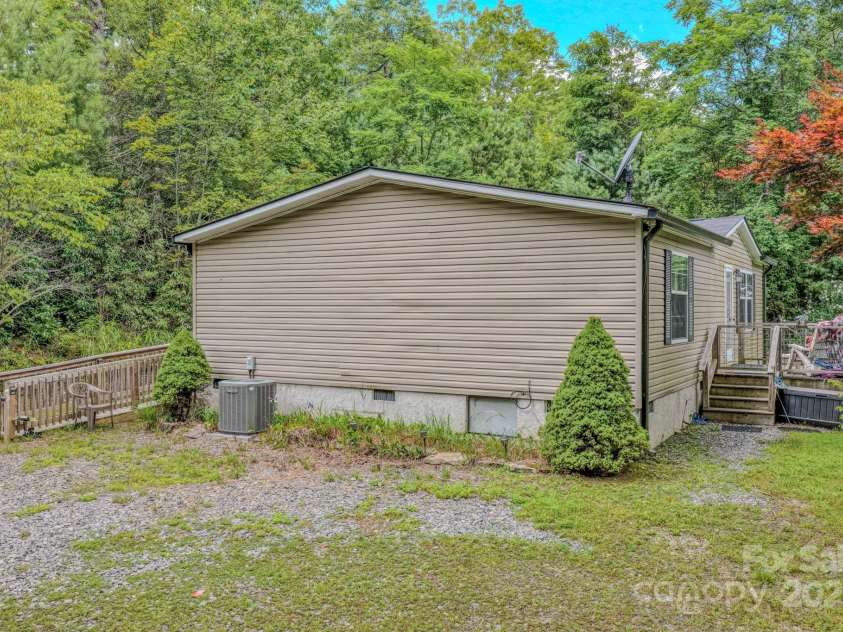 192 Lady Bug Lane, Penrose, NC 28766.  MLS# CAR4281886, YatesRealty ID 26417. 