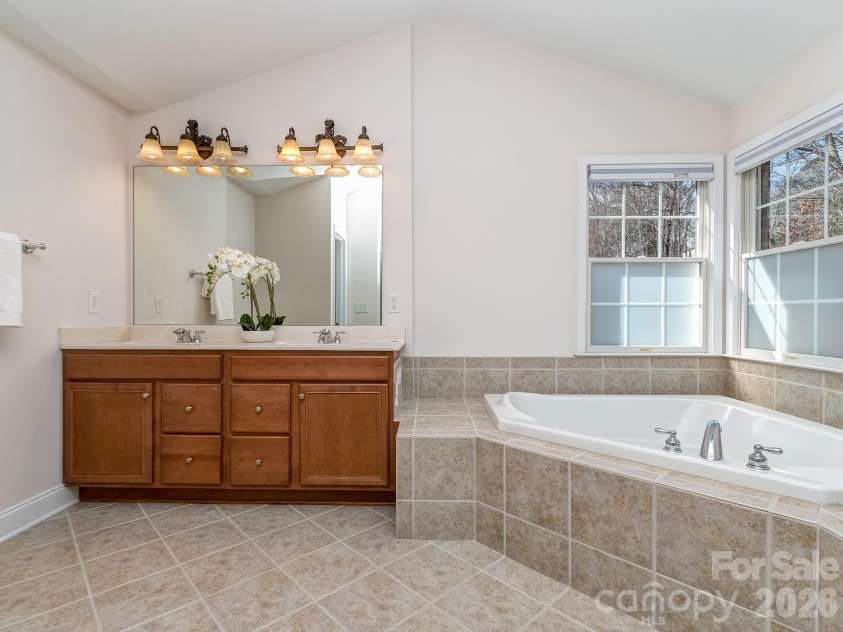614 Ashgrove Lane, Charlotte, NC 28270.  MLS# CAR4346088, YatesRealty ID 26418. 