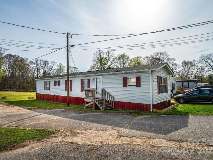 1521 Airport Rhodhiss Road, Hickory, NC 28601.  MLS# CAR4235104, YatesRealty ID 2642. 
