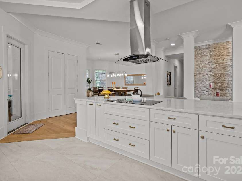 2117 Middlebridge Court, Fort Mill, SC 29715.  MLS# CAR4270419, YatesRealty ID 2642. Stainless downdraft