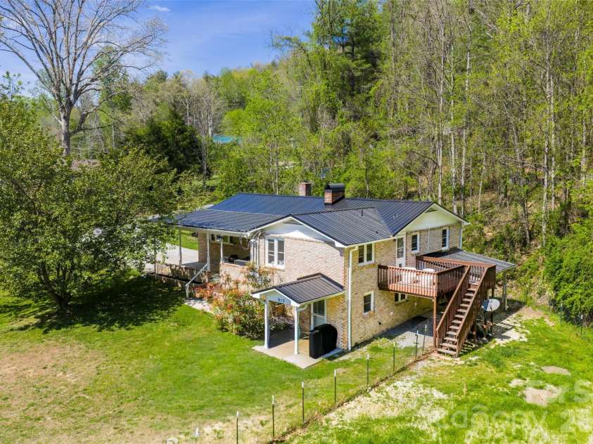 913 Dorothy Street, Hendersonville, NC 28791.  MLS# CAR4354861, YatesRealty ID 26420. 