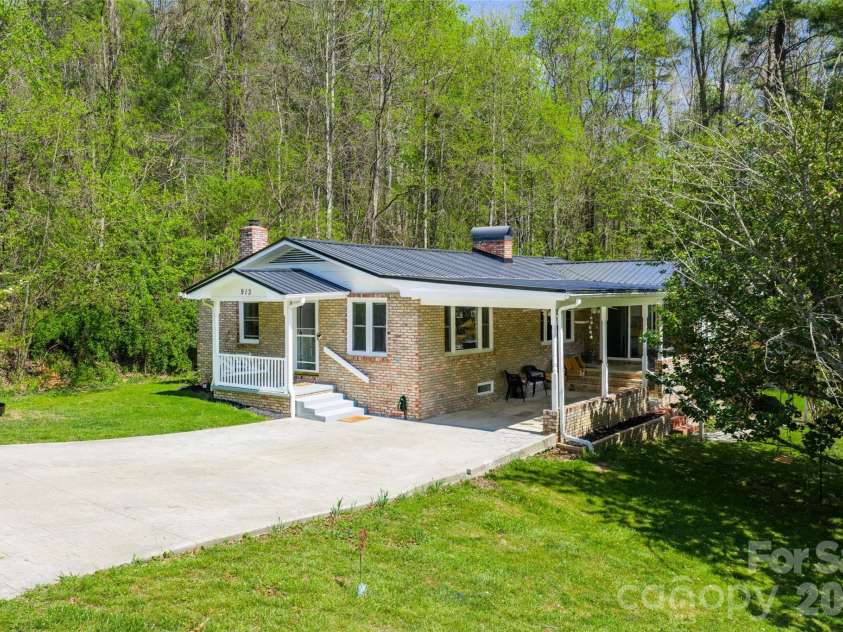 913 Dorothy Street, Hendersonville, NC 28791.  MLS# CAR4354861, YatesRealty ID 26420. 