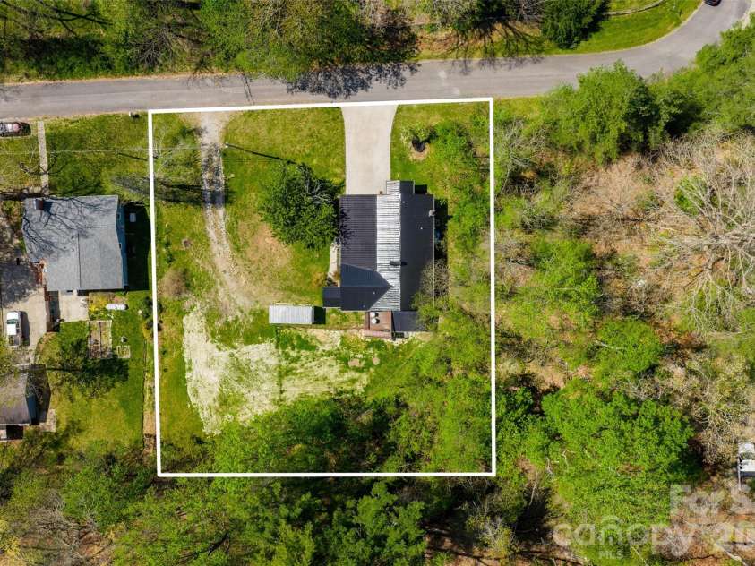 913 Dorothy Street, Hendersonville, NC 28791.  MLS# CAR4354861, YatesRealty ID 26420. 