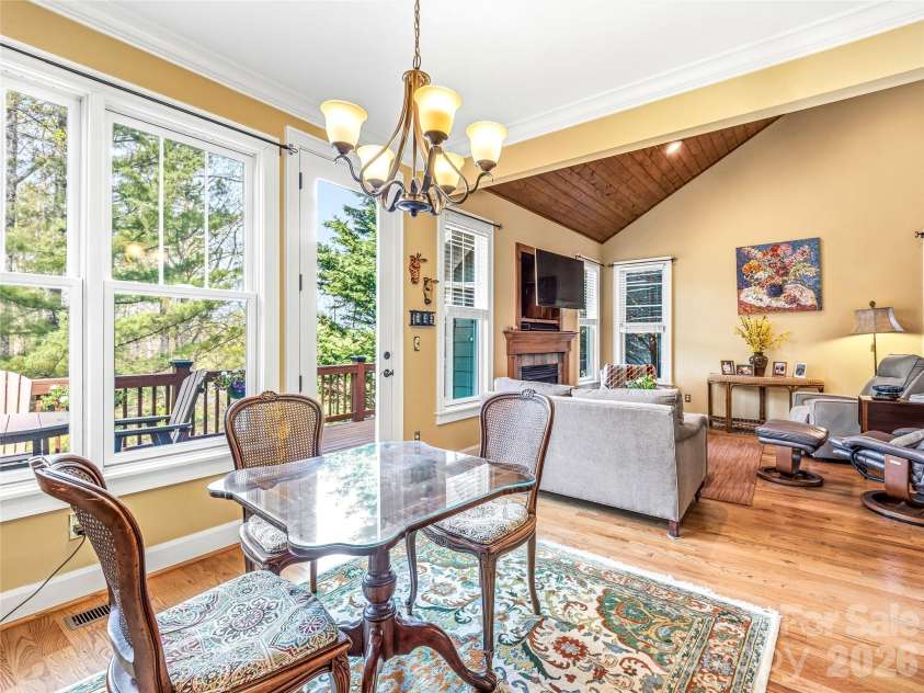 61 Village Pointe Lane, Asheville, NC 28803.  MLS# CAR4367840, YatesRealty ID 26421. Breakfast room