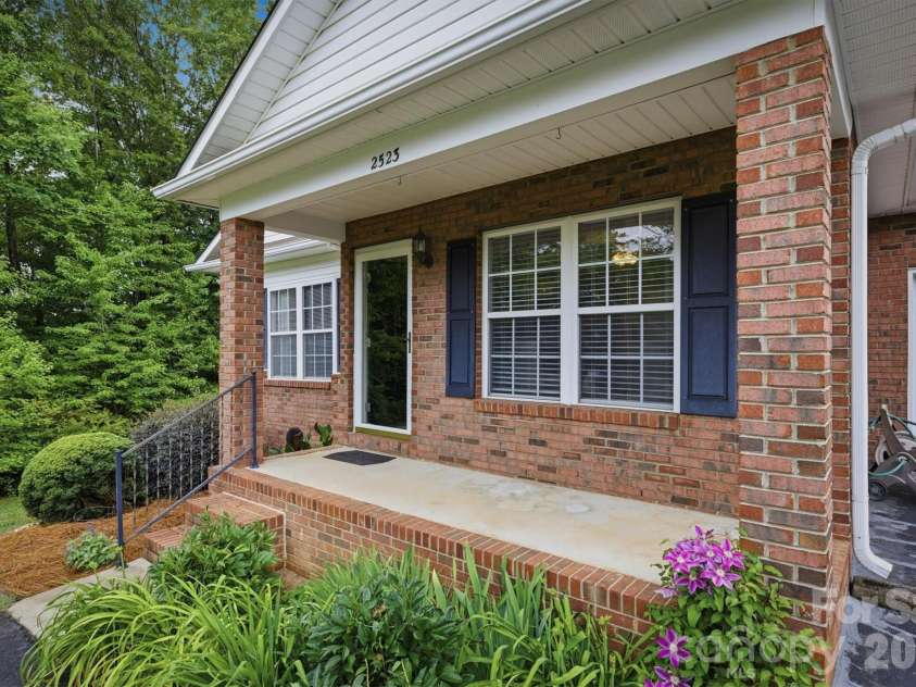 2523 26th Avenue, Hickory, NC 28601.  MLS# CAR4386893, YatesRealty ID 26424. Front Porch