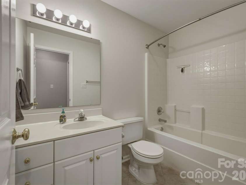 2523 26th Avenue, Hickory, NC 28601.  MLS# CAR4386893, YatesRealty ID 26424. Hall Bath