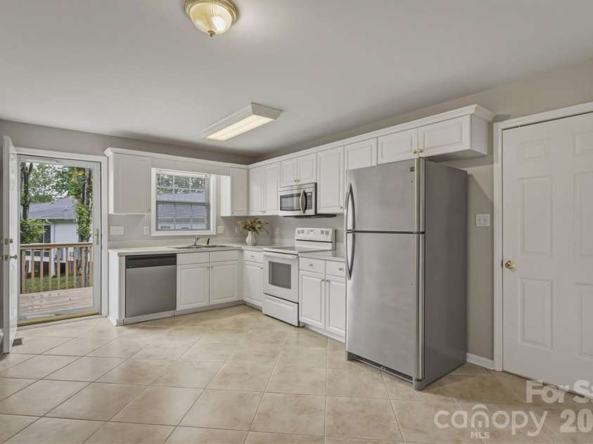 2523 26th Avenue, Hickory, NC 28601.  MLS# CAR4386893, YatesRealty ID 26424. Kitchen
