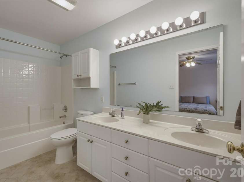2523 26th Avenue, Hickory, NC 28601.  MLS# CAR4386893, YatesRealty ID 26424. Primary En-suite Bath