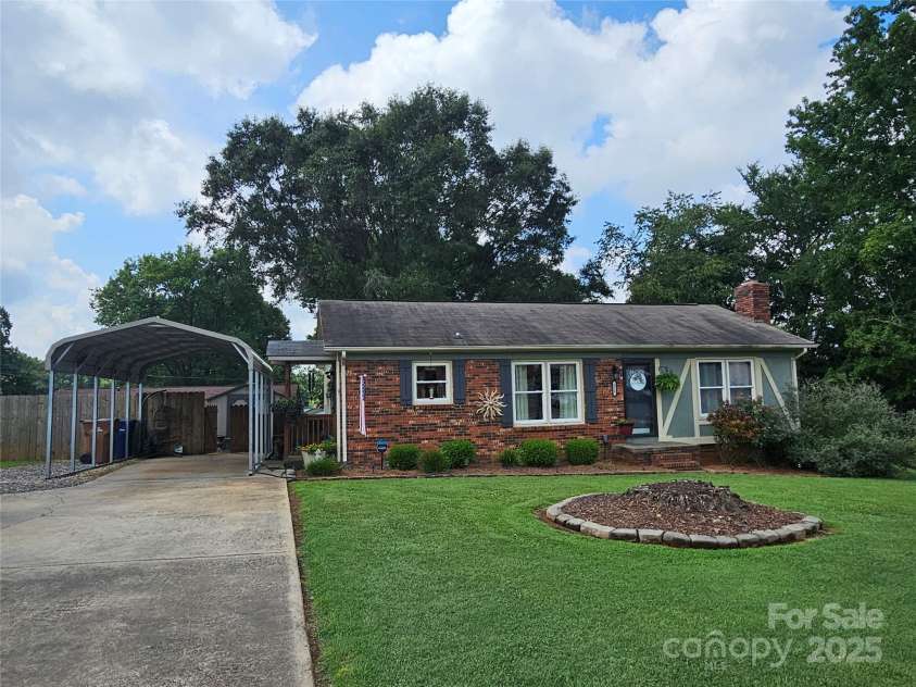 818 Laurel Street, Lincolnton, NC 28092.  MLS# CAR4282126, YatesRealty ID 26424. 