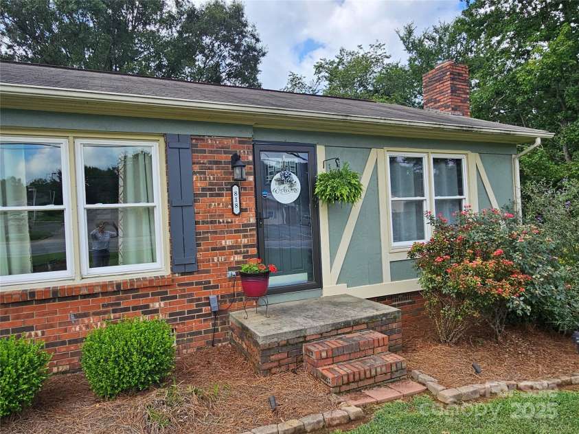 818 Laurel Street, Lincolnton, NC 28092.  MLS# CAR4282126, YatesRealty ID 26424. 