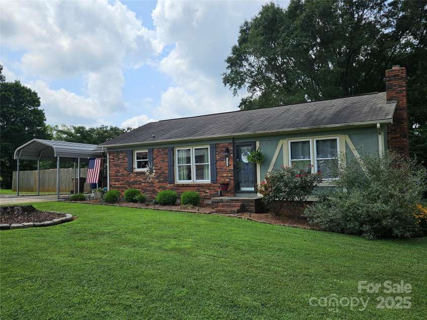 818 Laurel Street, Lincolnton, NC 28092.  MLS# CAR4282126, YatesRealty ID 26424. 