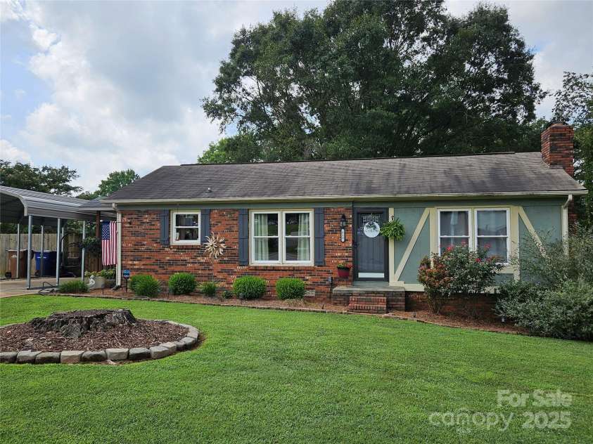 818 Laurel Street, Lincolnton, NC 28092.  MLS# CAR4282126, YatesRealty ID 26424. 