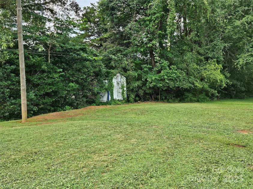 818 Laurel Street, Lincolnton, NC 28092.  MLS# CAR4282126, YatesRealty ID 26424. Back yard