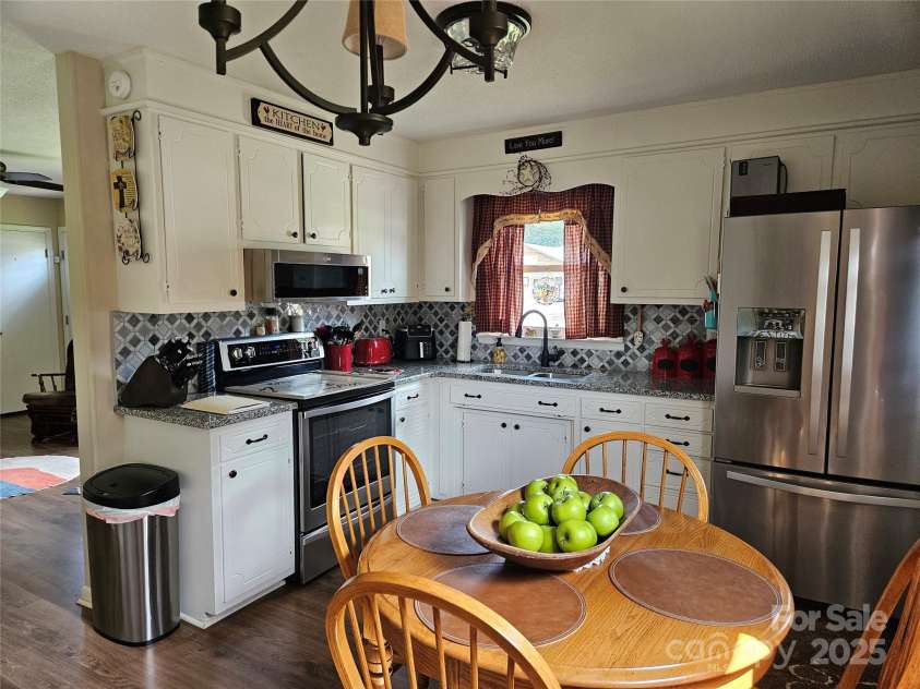 818 Laurel Street, Lincolnton, NC 28092.  MLS# CAR4282126, YatesRealty ID 26424. Eat in kitchen