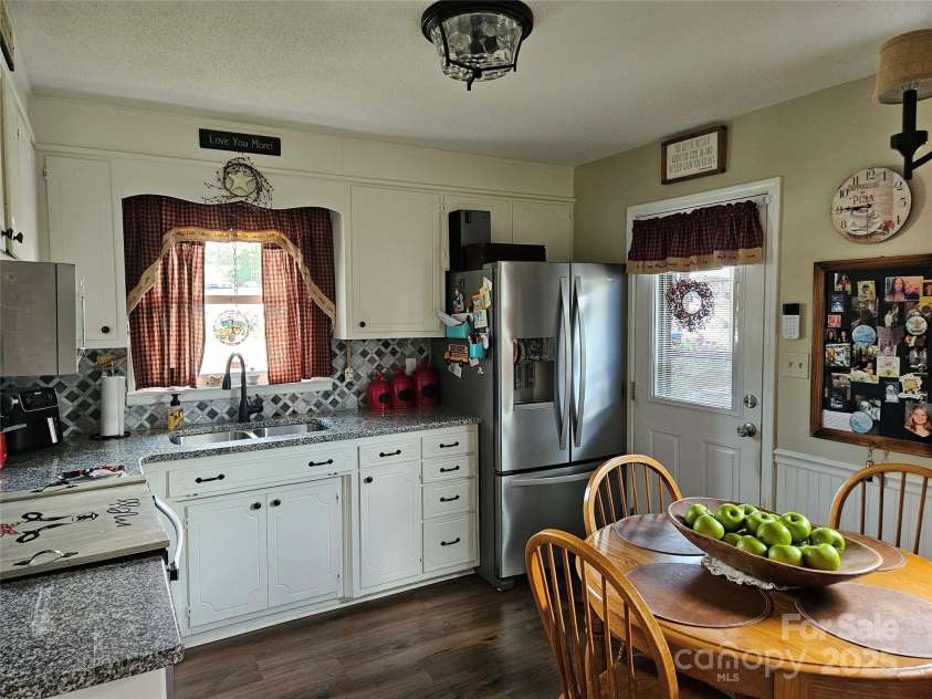 818 Laurel Street, Lincolnton, NC 28092.  MLS# CAR4282126, YatesRealty ID 26424. Kitchen
