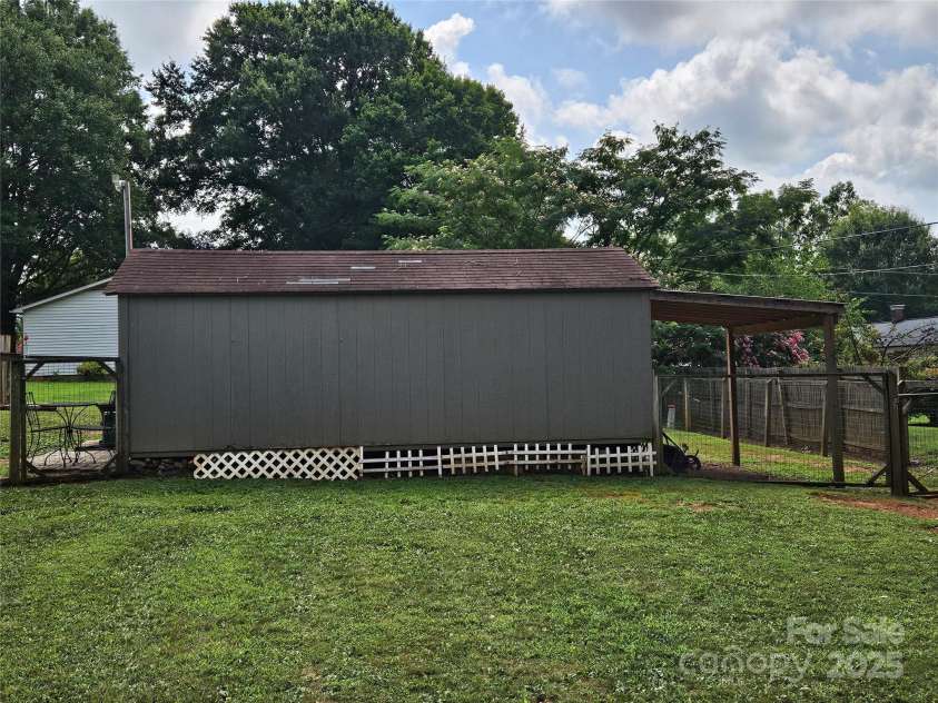 818 Laurel Street, Lincolnton, NC 28092.  MLS# CAR4282126, YatesRealty ID 26424. Utility building